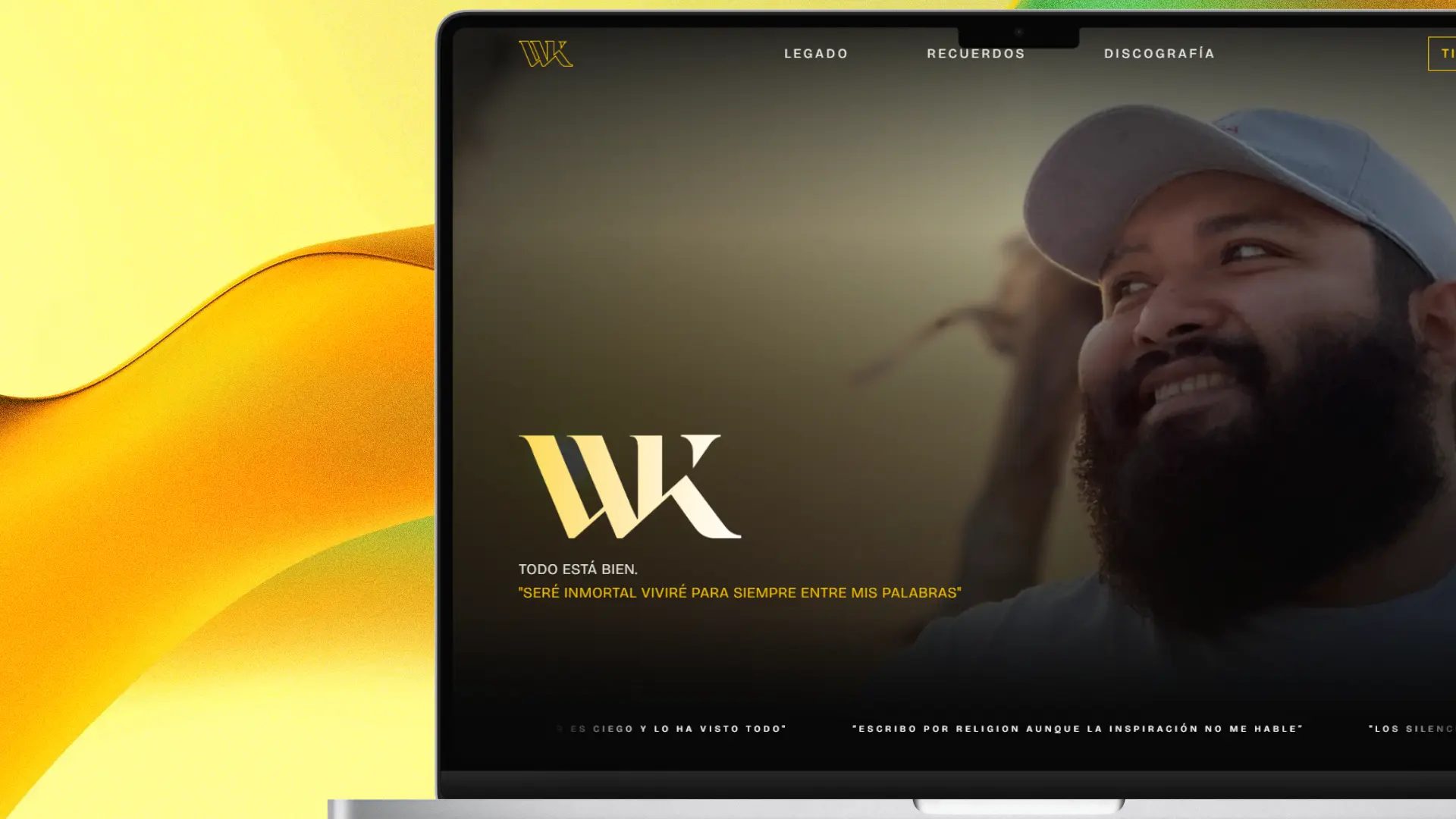 Portada del sitio doblevk.com en la pantalla de un portátil sobre un fondo degradado en amarillo y naranja: sobre una fotografía del artista sonriendo con gorra, el monograma dorado de WK y la frase «Seré inmortal, viviré para siempre entre mis palabras», con el menú Legado, Recuerdos y Discografía.
